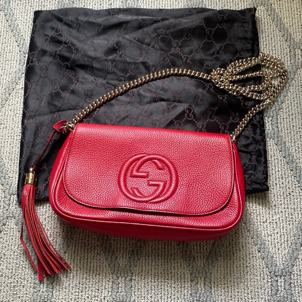 GUCCI Pebbled Calfskin Medium Soho Flap Crossbody Vibrant Red